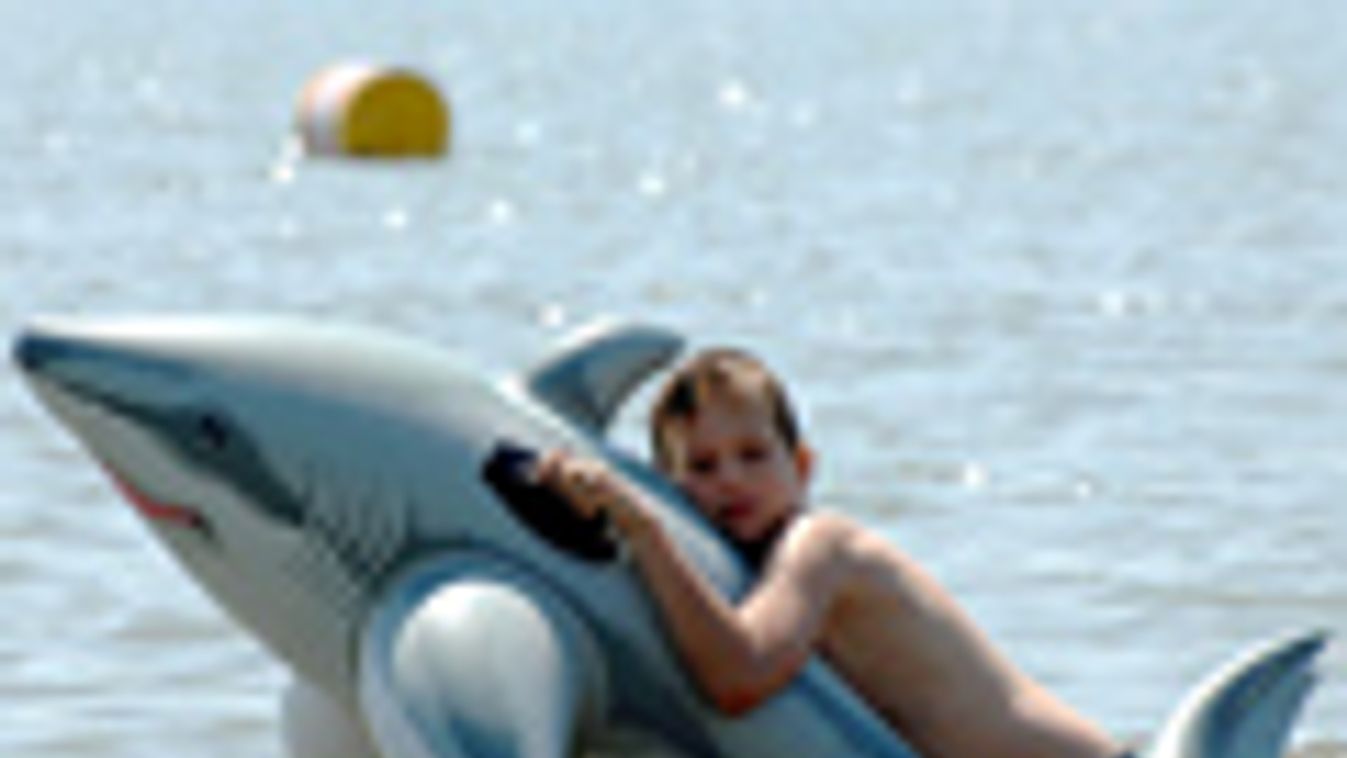 Nyaralás a Tisza-tónál, fürdőző fiú a kiskörei strandon