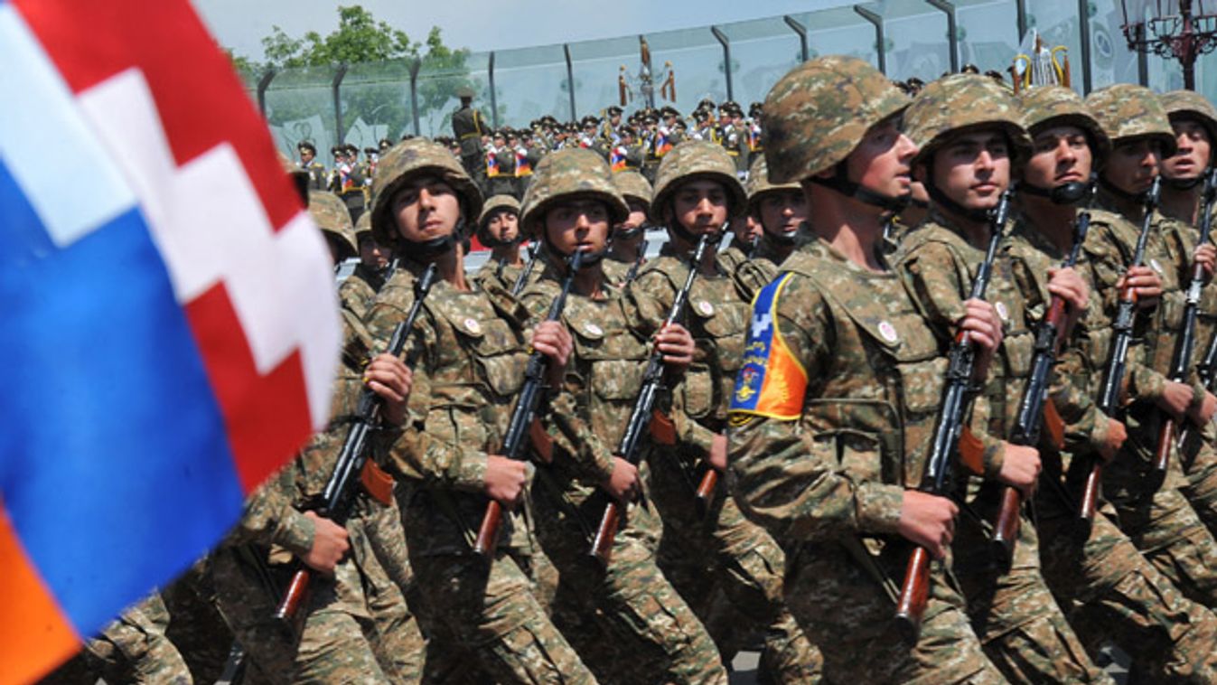 Hegyi-karabahi szakadár katonák felvonulása egy 2012-es katonai parádén Nagorny-ban, Hegyi-Karabah, Azerbajdzsáni Örmény konfliktus 