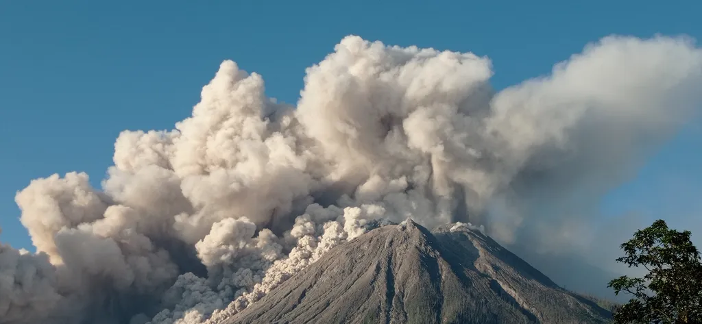 Vulkánkitörés Indonéziában, Sinabung tűzhányó, galéria, 2021 