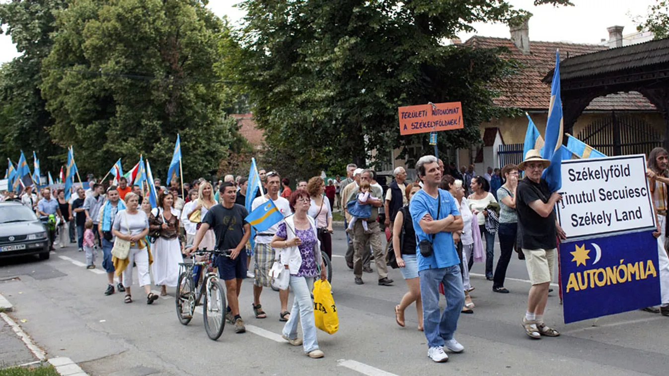 Erdély autonómiájáért demonstrálók vonulnak Sepsiszentgyörgyön 2013. július 20-án, tüntetés Erdélyben