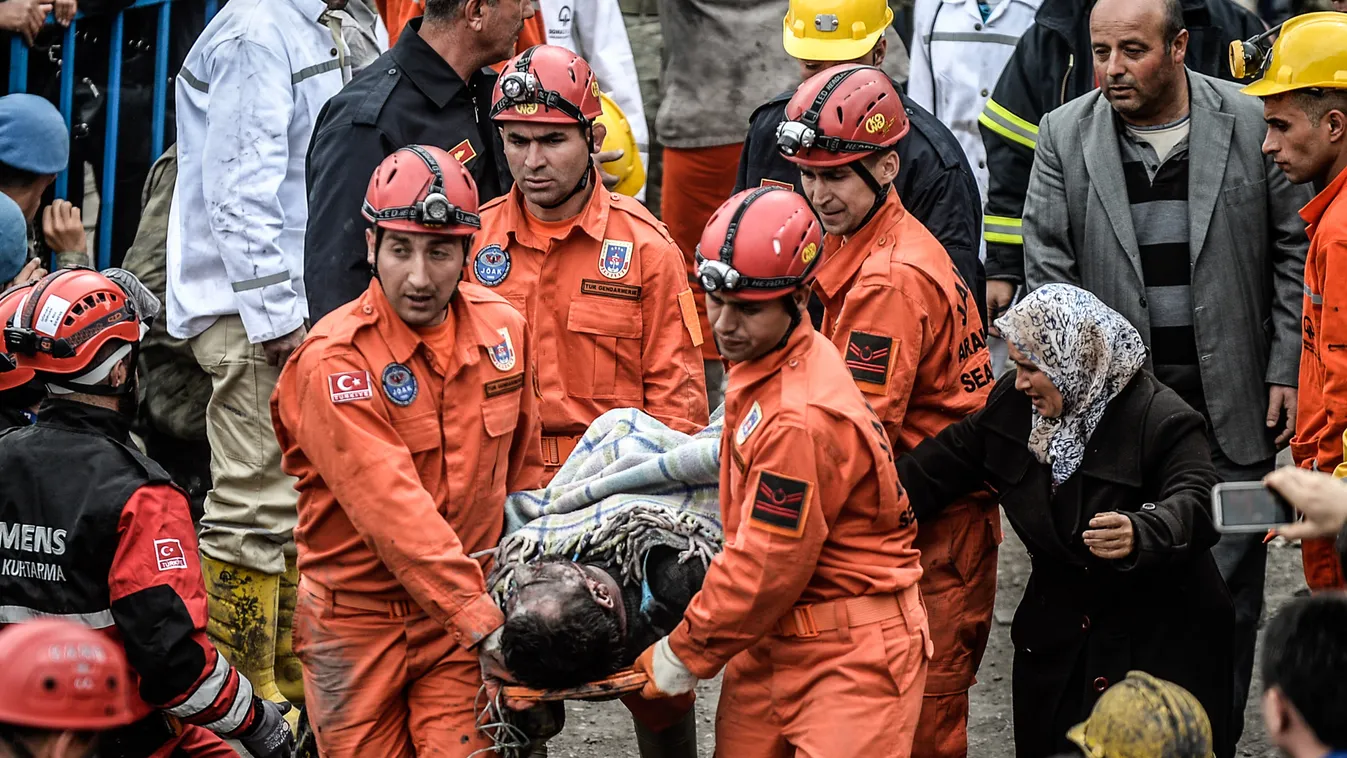 Robbanás történt egy szénbányában a nyugat-törökországi Somában. Műszakváltás idején felrobbant egy trafó, amely miatt mintegy háromszáz török bányász rekedt 2000 méter mélyen egy szénbányában. A halálos áldozatok száma 200 felett van 