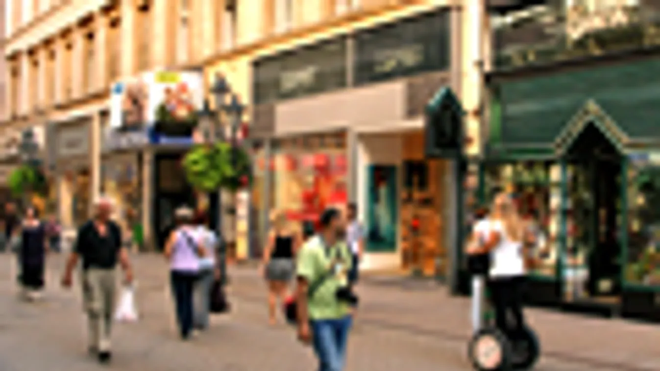 Külföldi turisták sétálnak a magyar főváros leghíresebb sétautcájában, az V. kerületi Váci utca elején