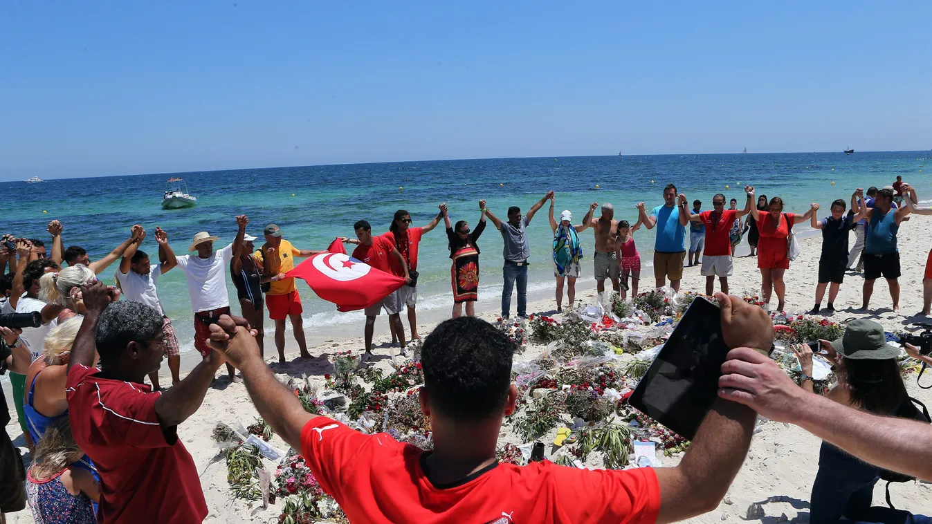 Szúsza, 2015. július 3.
Tunéziaiak és turisták egyperces csenddel emlékeznek meg a június 26-án, az Iszlám Állam dzsihadista szervezet fegyveresei által elkövetett terrortámadás harmincnyolc áldozatára a szúszai Imperial Marhaba Szálloda előtti tengerpart
