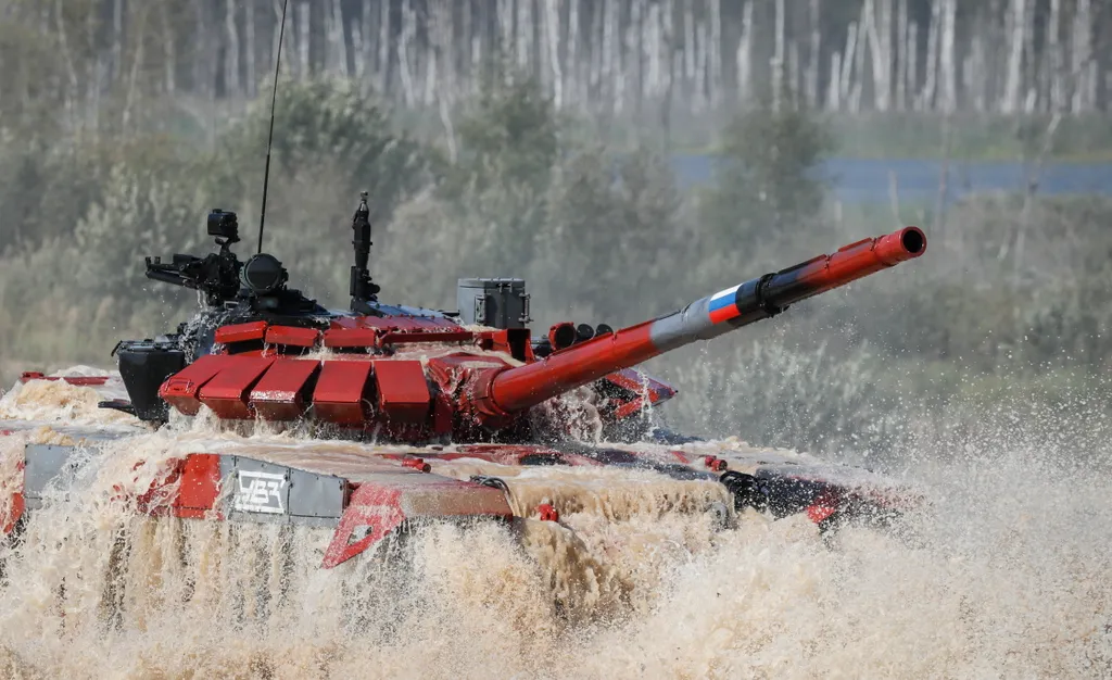 HADI FELSZERELÉS harckocsi tank TÁRGY hadijáték porfelhő 