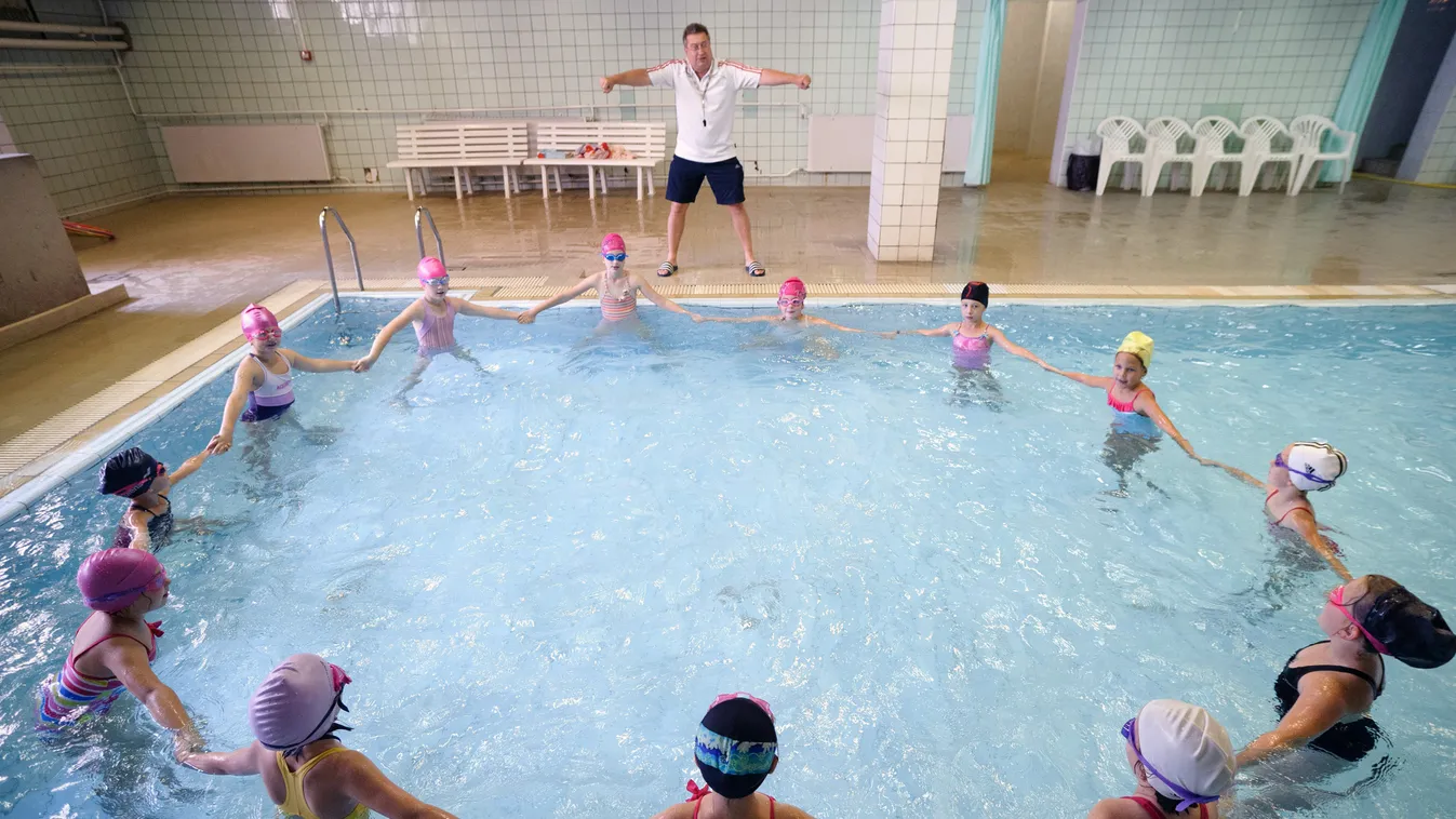 sportoló gyerekek, illusztráció, Első osztályos gyerekek úszásórán vesznek részt a Salgótarjáni Központi Általános Iskola és Diákotthon Gagarin tagiskolájában 