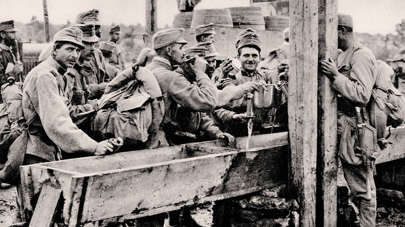 Isonzói csata, az osztrák-magyar sereg katonái ivóvizet vételeznek az olaszországi Isonzónál 