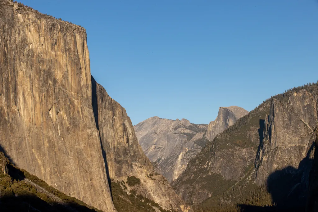 A világ egyik legnehezebben mászható, függőleges sziklafala, a kaliforniai Yosemite Nemzeti Parkban lévő El Capitan gránitmonolit, Yosemite Nemzeti Park, El Capitan 