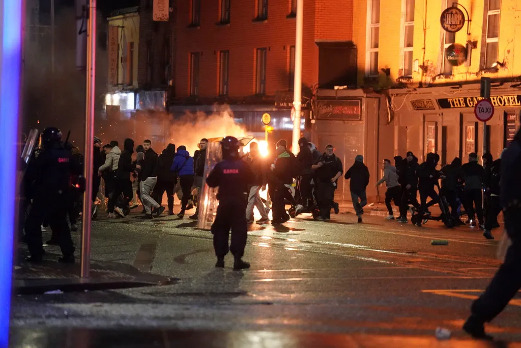 Zavargások késes támadás Írország, 2023.11.24.,  Dublin, 2023. november 24.
Rohamrendőrök  Dublin belvárosában, ahol zavargások törtek ki egy késelés miatt 2023. november 23-án. Órákkal korábban egy férfi öt embert, köztük három gyermeket megsebesített, 