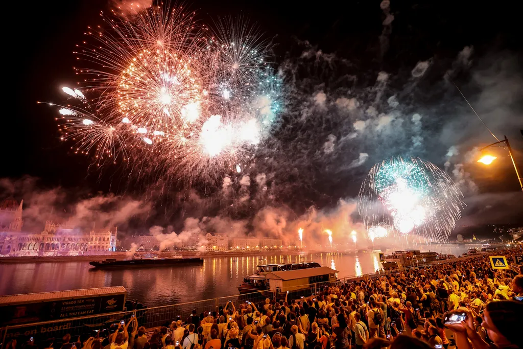 Tűzijáték, Budapest, 2022.08.27., tömeg, „Tűz és fények játéka" című műsor, fényfestés, drónshow, 2 rész 