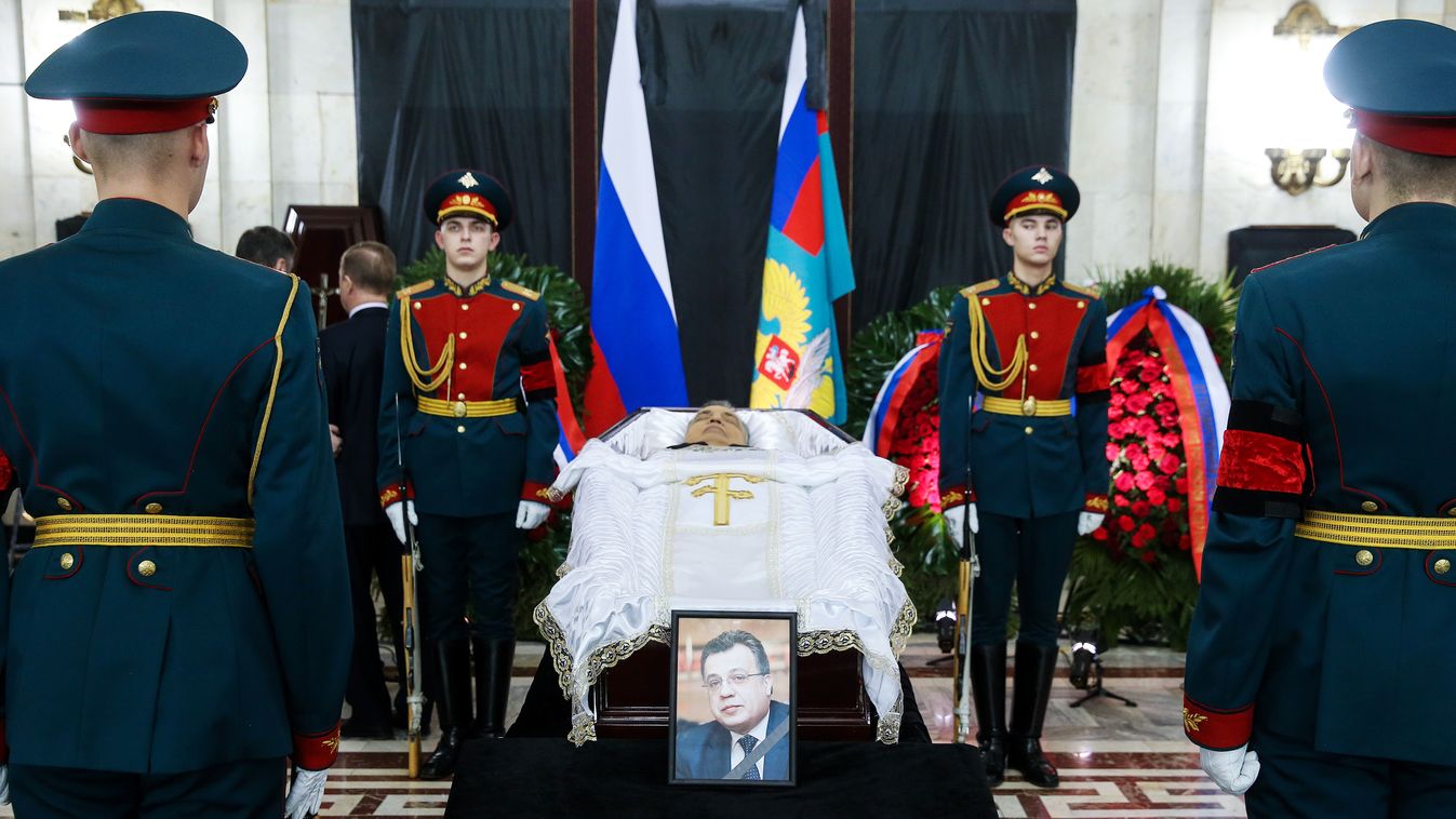 Andrej Karlov meggyilkolt törökországi orosz nagykövet temetése Moszkvában 2016. december 20-án. A diplomatát az előző napon lőtte agyon egy férfi egy ankarai galériában rendezett fotókiállítás megnyitóünnepségén. 