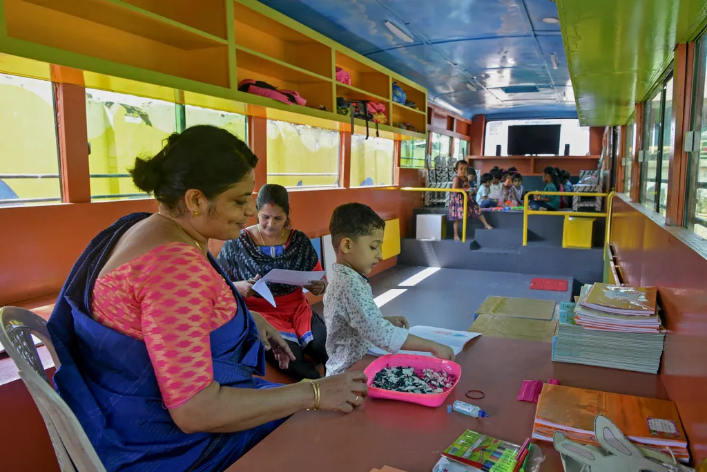 Emeletes buszt rendeztek be osztályteremként az indiai Keralában, India, Kerala, osztályterem, tanterem, iskola, iskolabusz, iskola busz, busz, oktatás, indiai oktatás, india oktatás, átalakított busz 