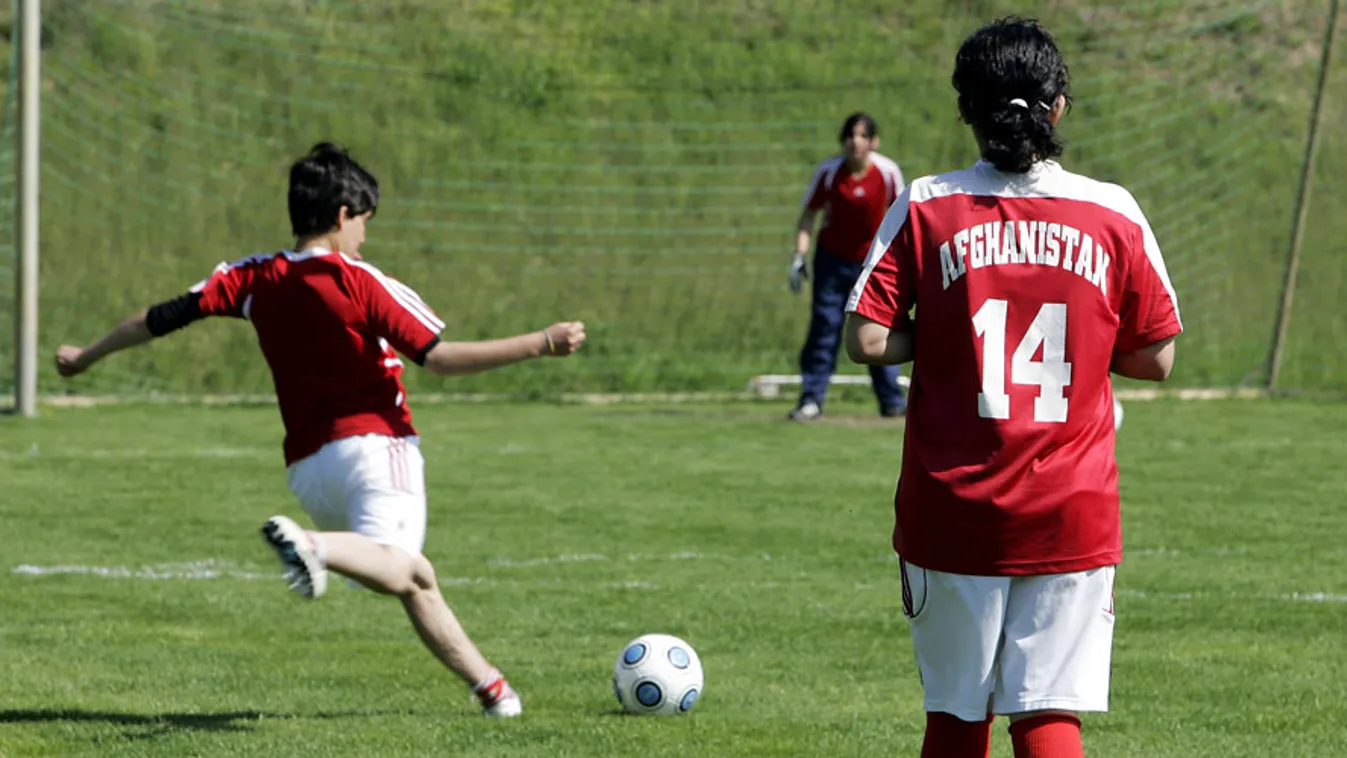 Az afgán női nemzeti válogatott egy edzésen Németországban, női foci Afganisztánban