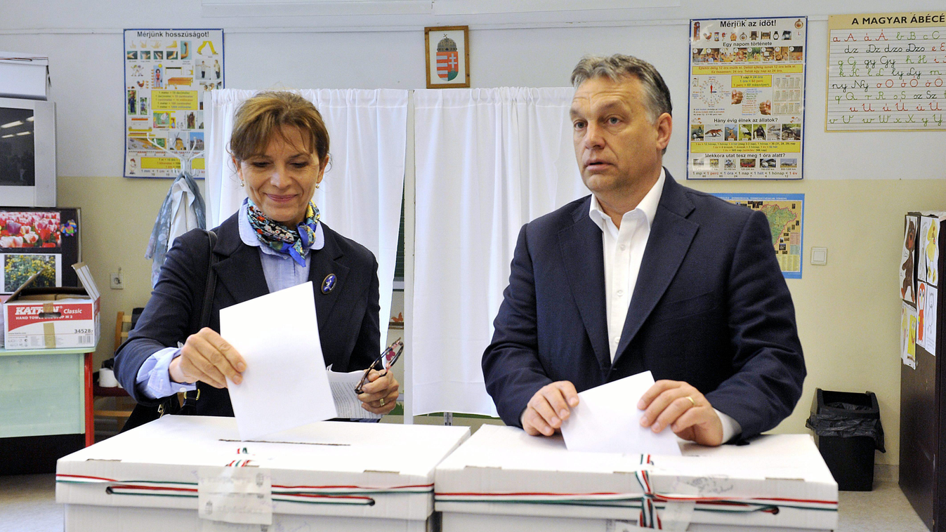 Lévai Anikó; Orbán Viktor Budapest, 2015. május 17.
Orbán Viktor miniszterelnök és felesége, Lévai Anikó leadja szavazatát a Normafa helyreállításáról tartott helyi népszavazáson a XII. kerületi 53. szavazókörben, a Zugligeti úti Általános Iskolában 2015.
