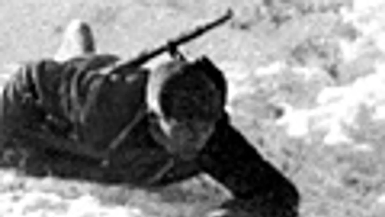 II. világháború, Sztálingrád ostroma, német offenzíva, egy katona sebesült társát húzza a hóban a frontvonalon