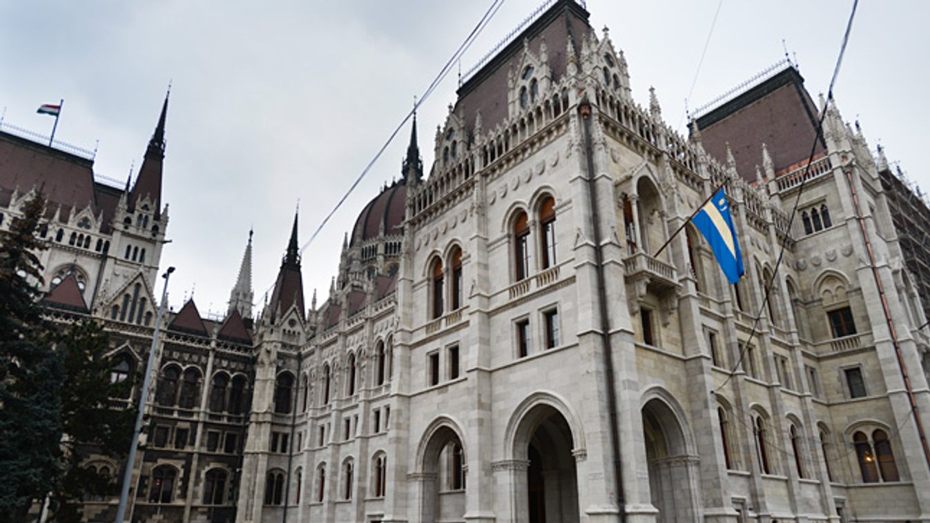 Székely zászló a parlament épületén Budapesten 