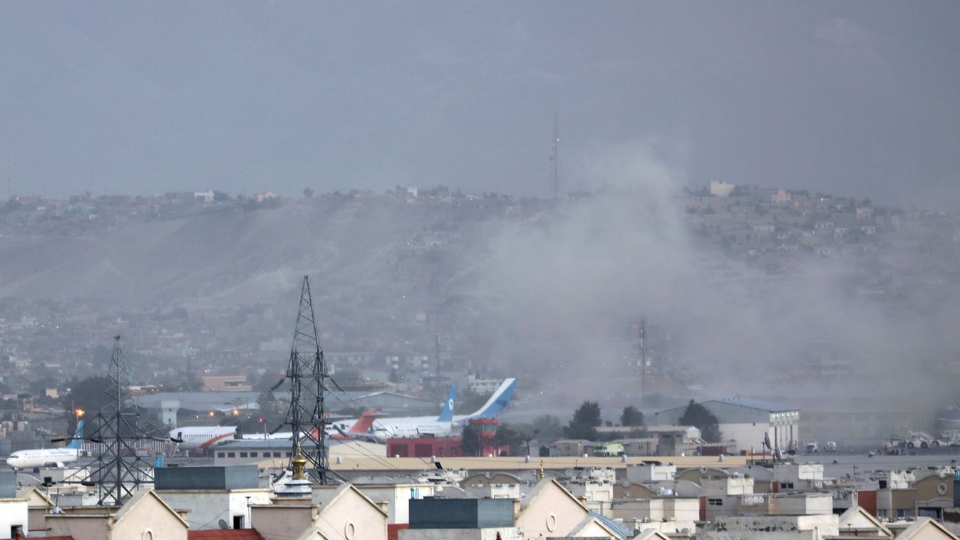 Kabul, 2021. augusztus 26.
Füst száll a magasba egy robbanást követően a kabuli Hamid Karzai Nemzetközi Repülőtéren 2021. augusztus 26-án.
MTI/AP/Vali Szabavun 
