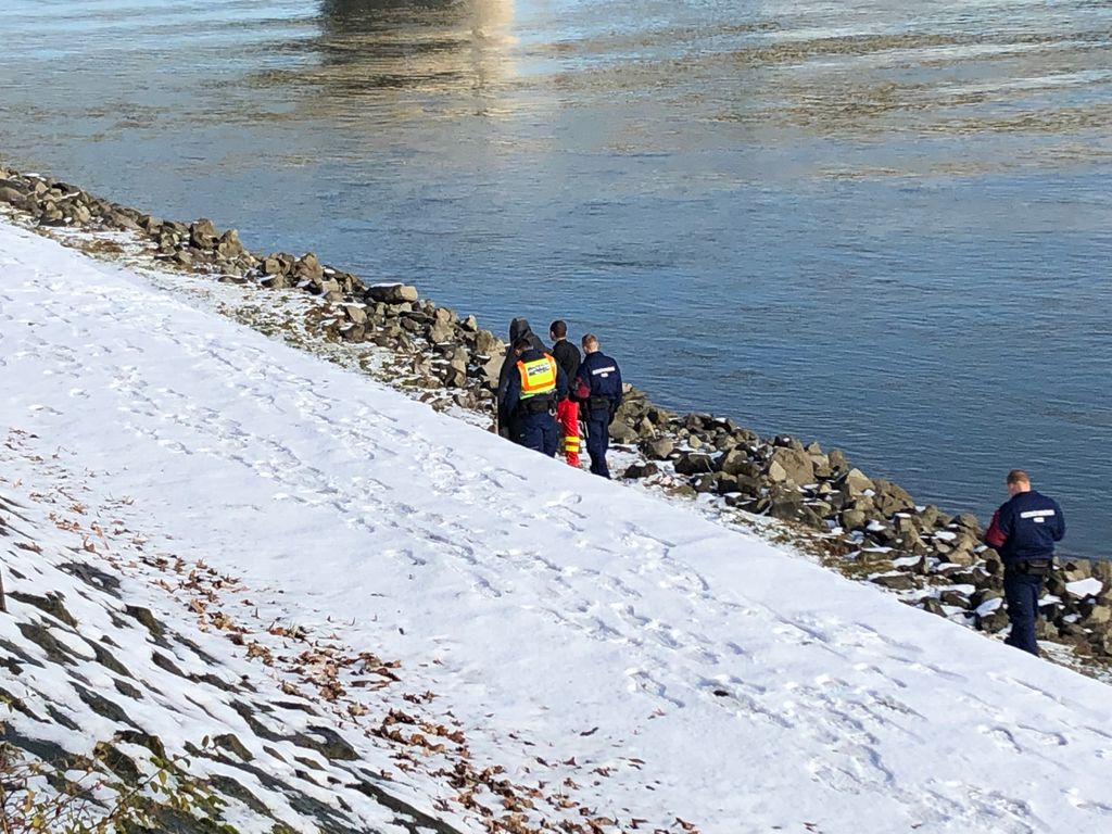 Rendőrök mentettek ki a vízből valakit a Margit- hídnál 