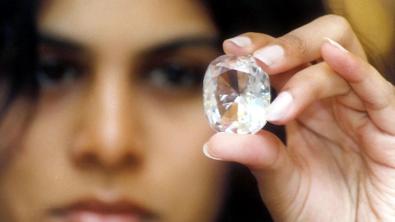 Horizontal JEWELLERY Executive Director of Jewels de Paragon (JDP) Pavana Kishore shows the "Koh-I-Noor" diamond on display with other famous diamonds at an exhibition intitled "100 World Famous Diamonds" in Bangalore 19 May 2002. The Koh-I-Noor diamond, 