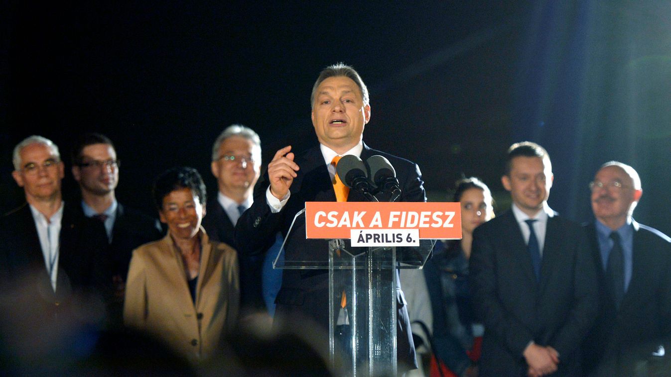 Orbán Viktor miniszterelnök, a Fidesz elnöke a párt eredményváró rendezvényén a Budapest Bálna rendezvényközpont előtt az országgyűlési képviselő-választáson 2014. április 6-án 