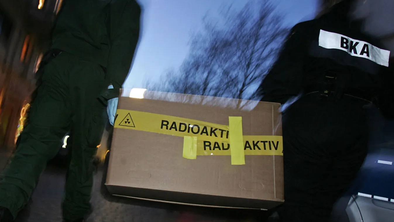 Radioaktív anyagok csempészete, uránium, nukleáris. A Német Szövetségi Bűnügyi Hivatal munkatársai egy, feltehetően radioaktív polóniummal szennyezett mintát tartalmazó dobozt visznek vizsgálatra, 2006. december. 