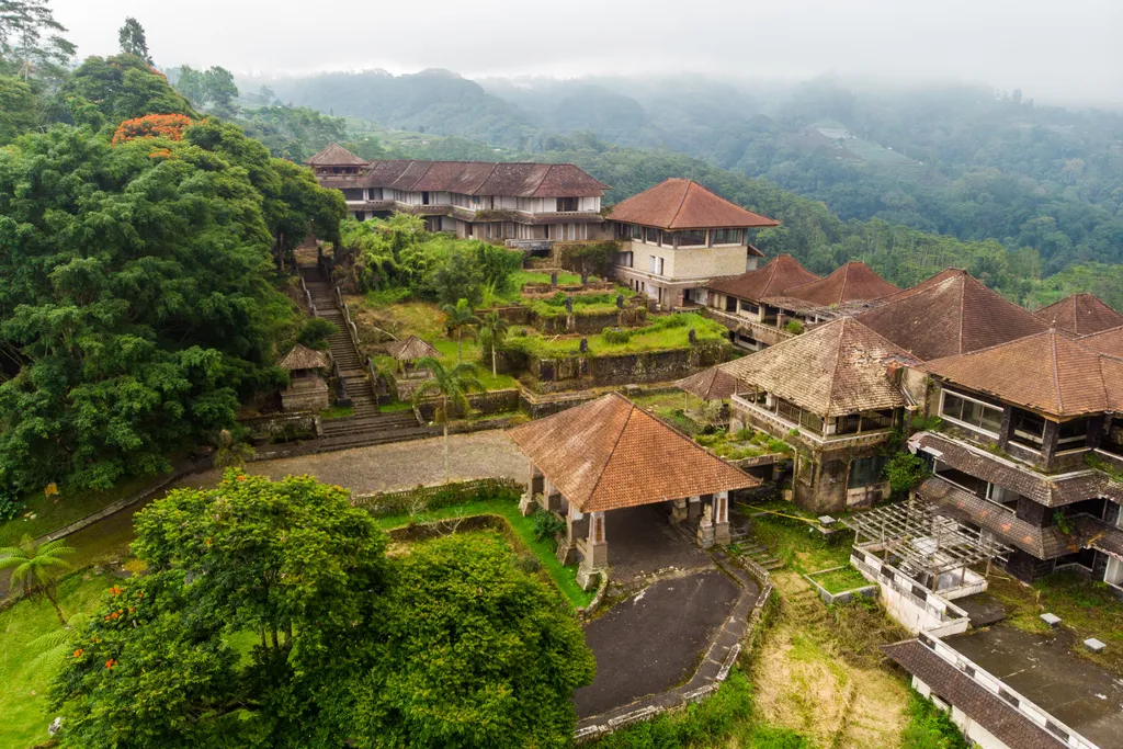 Ghost Palace Hotel, PI Bedugul Taman Rekreasi Hotel and Resort, elhagyatott, üres, szellemhotel, Bali, galéria, 2023 