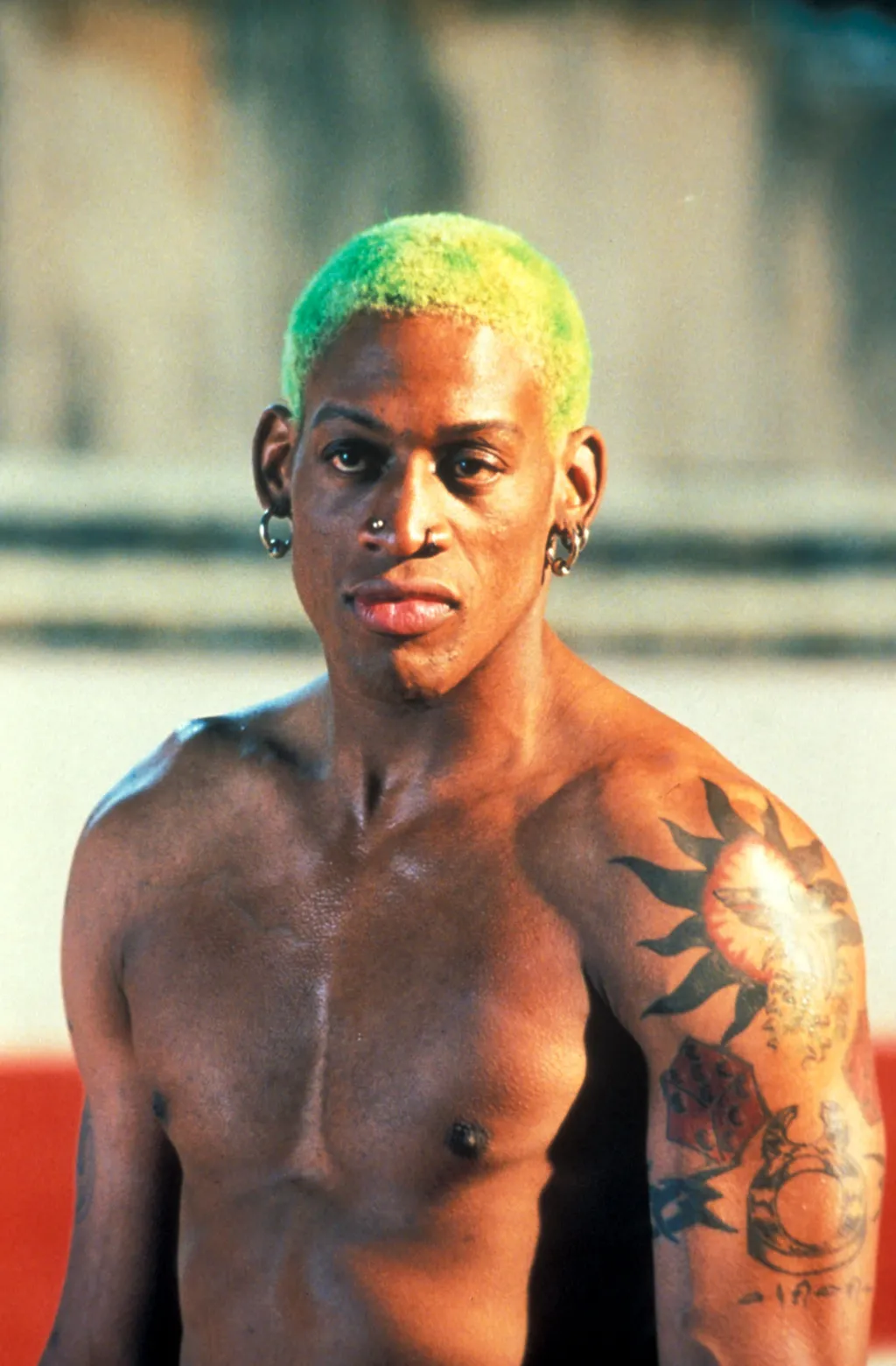 double team (1997) usa Cinéma cheveux colorés tatouage sur le bras torse nu naked chest naked torso Vertical TATTOO 