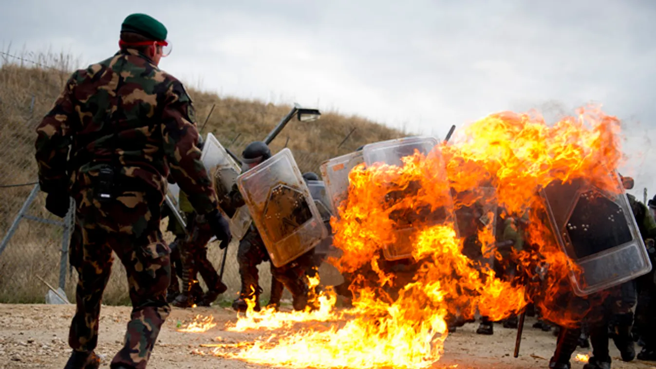 Koszovó KFOR békefenntartó katona Molotov-koktél tömegkezelési gyakorlat 