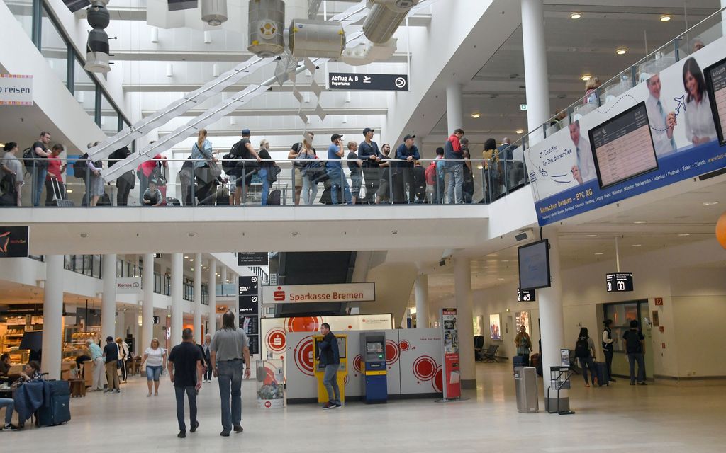 Terminal at Bremen Airport has been cleared ECONOMY air transport police lni flights security
10 legöregebb reptér – galéria 
