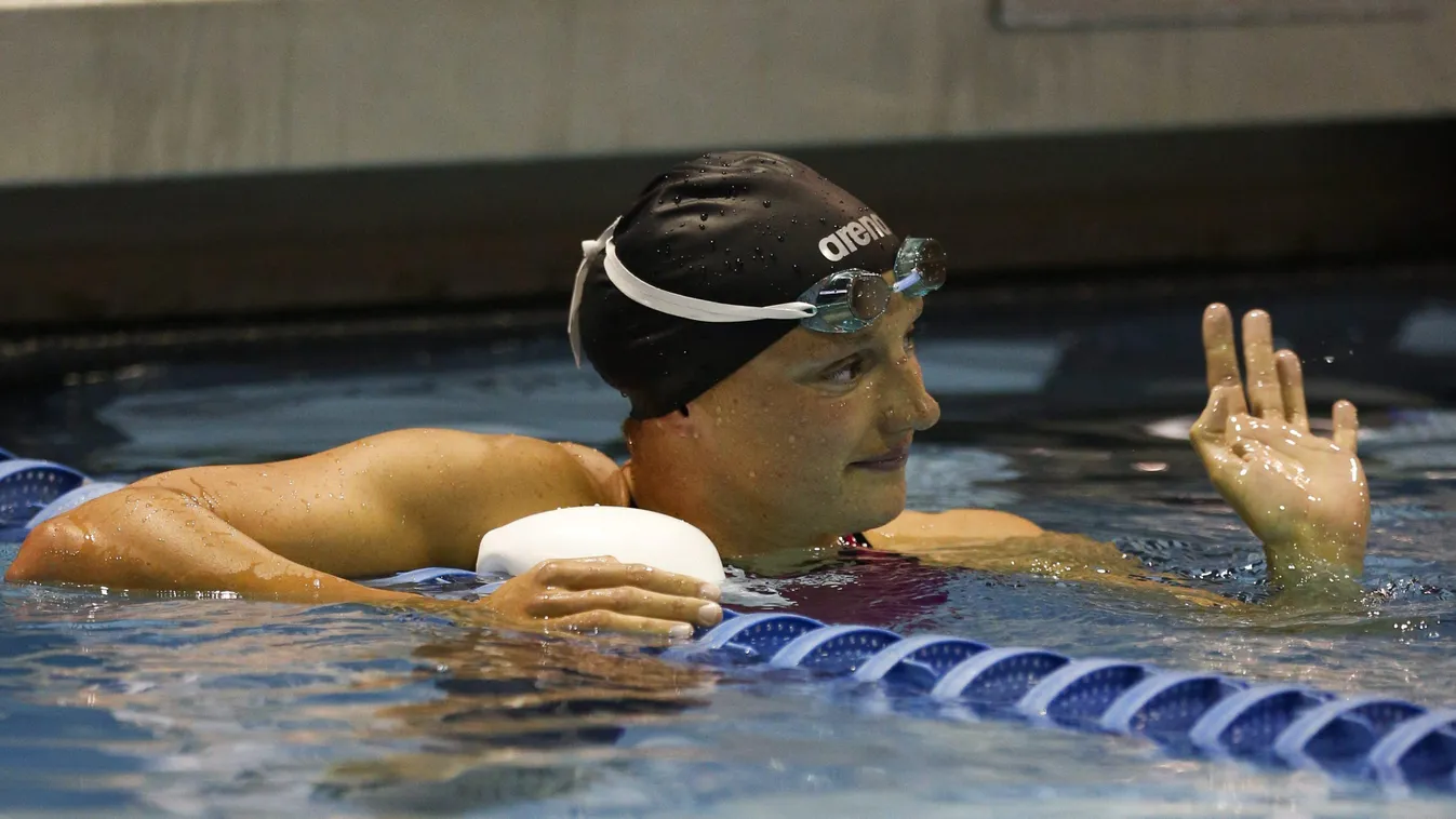Hosszú Katinka Charlotte, 2015. május 17. 
Hosszú Katinka integet, miután 1:55.89  perccel megnyerte az Arena Pro Swim amerikai versenysorozat charlotte-i viadalának 200 méteres pillangóúszását 2015. május 16-án. (MTI/AP/Nell Redmond) 