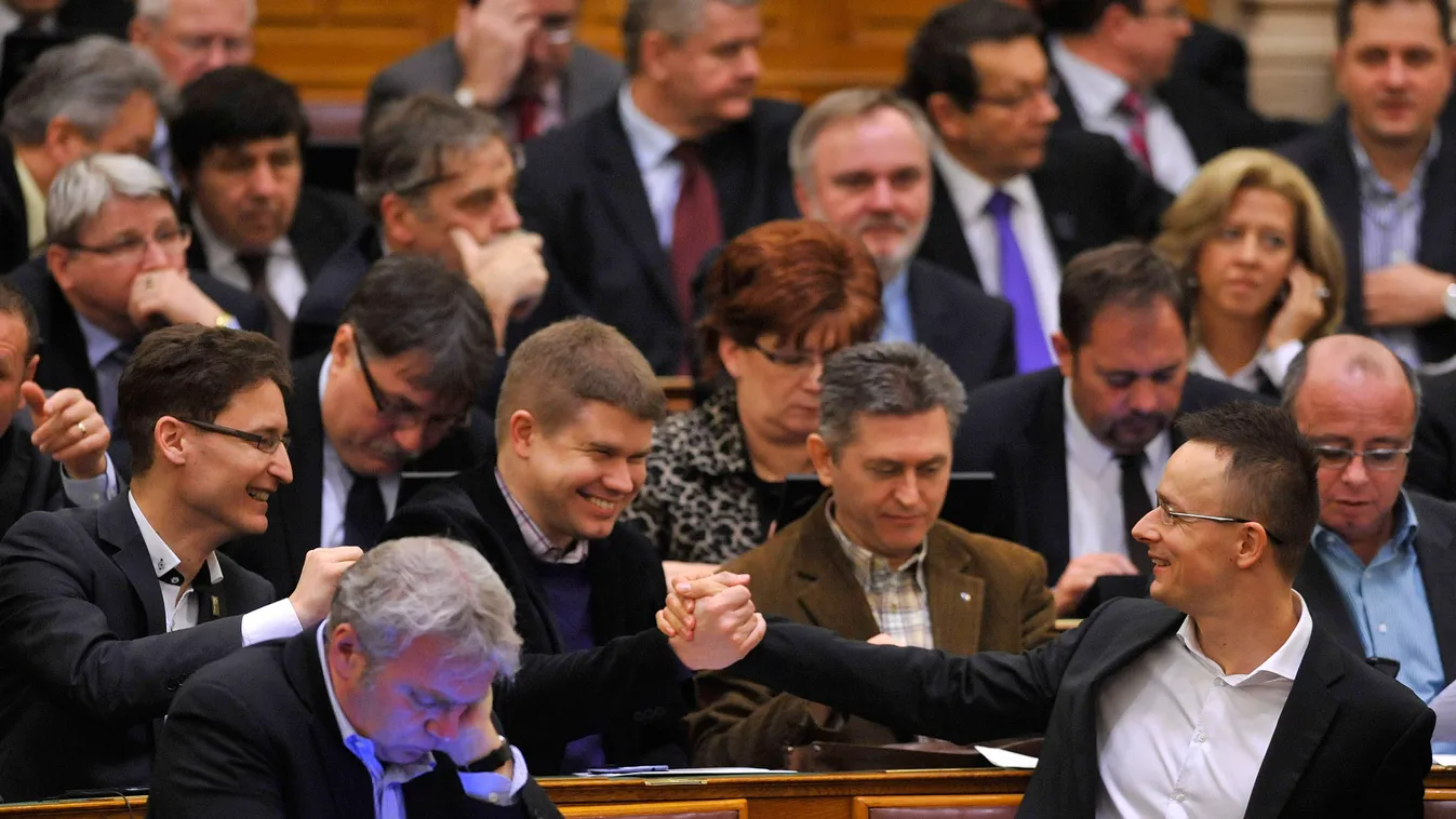 Ágh Péter fideszes képviselő, a Fidelitas elnöke és Szijjártó Péter, a Miniszterelnökség külügyi és külgazdasági államtitkára (b-j) kezet fog az Országgyűlés plenáris ülésén 2013. március 26-án 