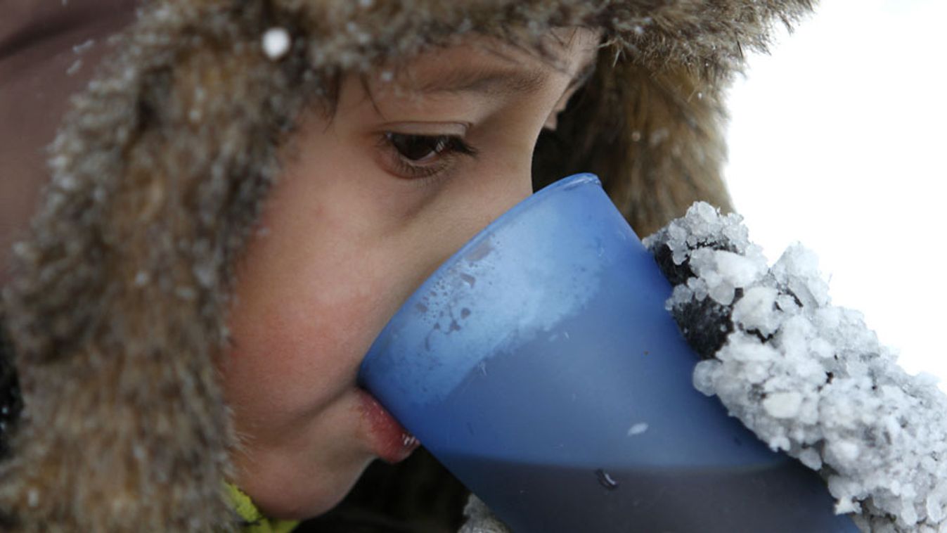 házi tippek, ha köhög a gyerek, Forró teát ivó gyerek a hóban