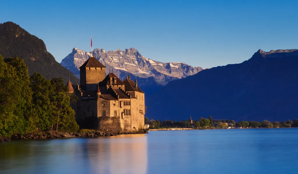 Chillon kastély, Château de Chillon, szigetvár, Genfi-tó, Veytaux-tól délre, a tó keleti vége, Montreux és Villeneuve közötti keskeny parton, Chillon, középkori várak, Svájc, Európa 