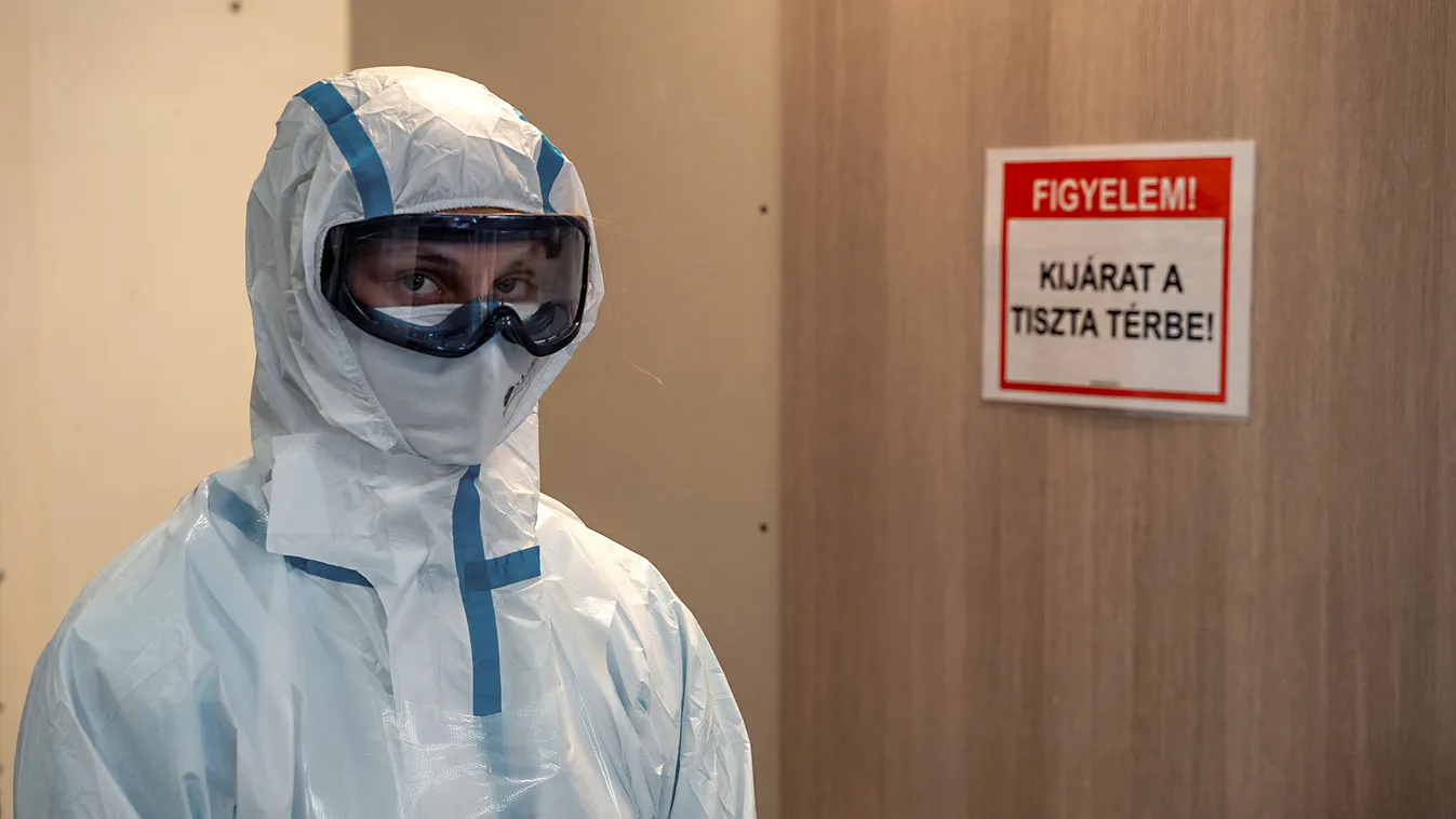 Így öltöznek be az orvosok és az ápolók a Szent Imre Kórházban, mielőtt bemennek a koronavírusos beteg izolált kórtermébe 
