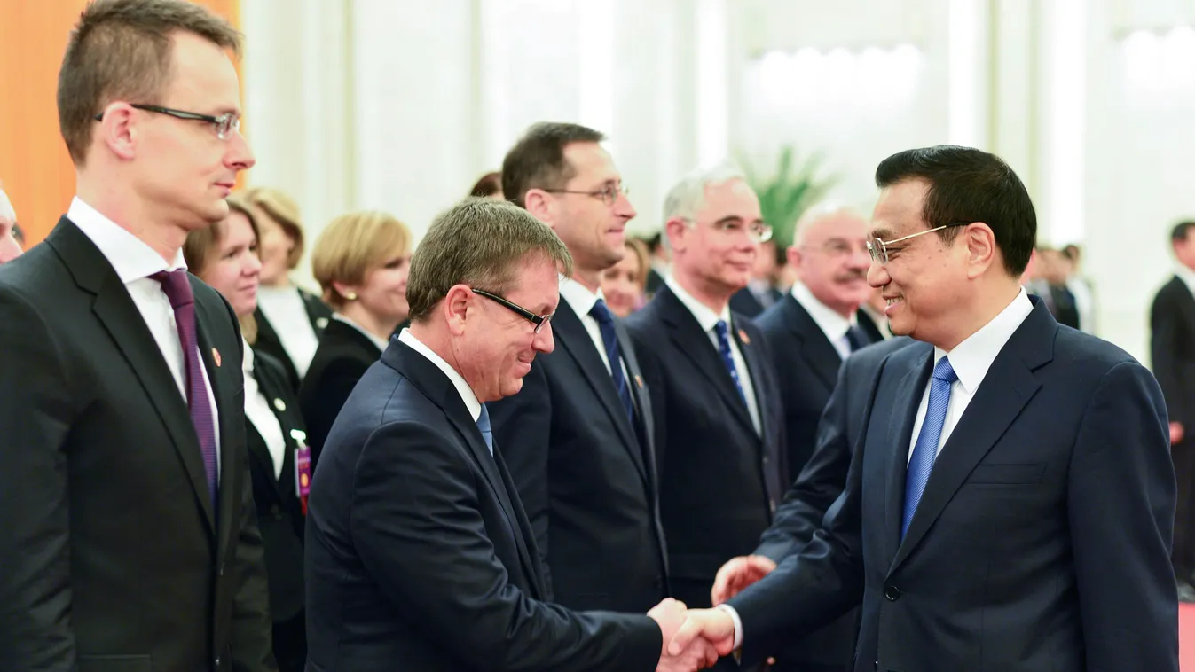 Li Ko-csiang kínai miniszterelnök (j) üdvözli a hivatalos kínai látogatáson tartózkodó Orbán Viktor miniszterelnök delegációjának tagjait az Országos Népi Gyűlés épületében Pekingben 2014. február 12-én 
