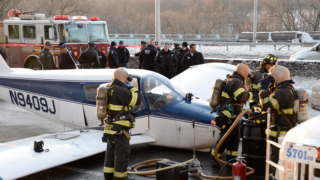 Mentők és rendőrök a helyszínen 2014. január 4-én, miután egy Piper PA-28-as típusú kisrepülőgép kényszerleszállást hajtott végre a Major Deegan autópályán, New York Bronx negyedében. Súlyos sérülés nem történt. 