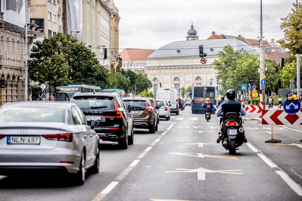 dugó, közlekedés, forgalom, autó, belváros, Budapest, 2021.09.01.taxi 