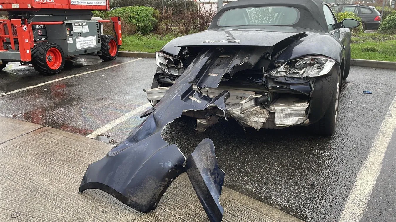 Porsche törött autó közúti baleset külföld 