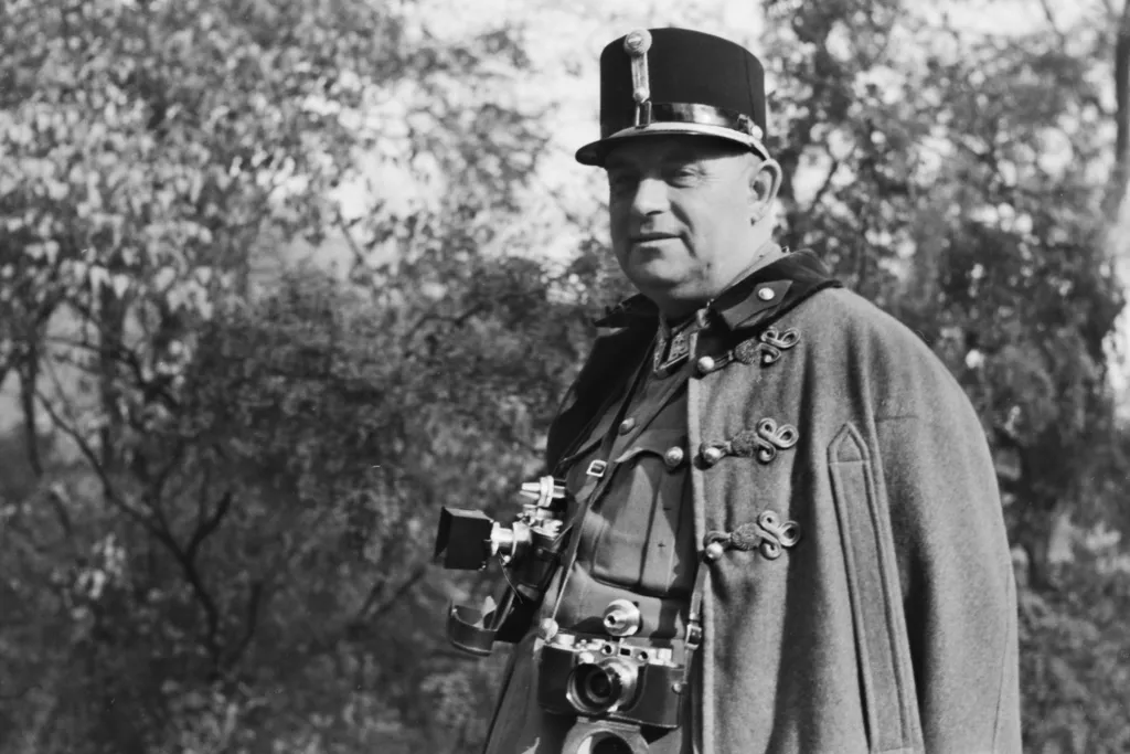 Konok Tamás alezredes, a 2. Magyar Hadsereg haditudósító századának parancsnoka Leica fényképezőgépekkel.
ÉV
1944 