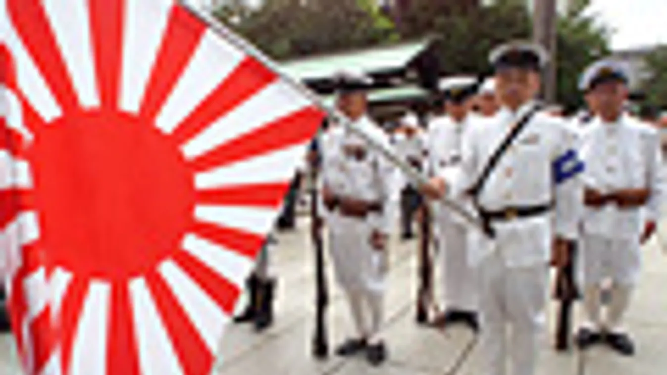japán nacionalizmus, II világháborús veteránok a felkelő nap zászlajával a Yasukuni kegyhelyen