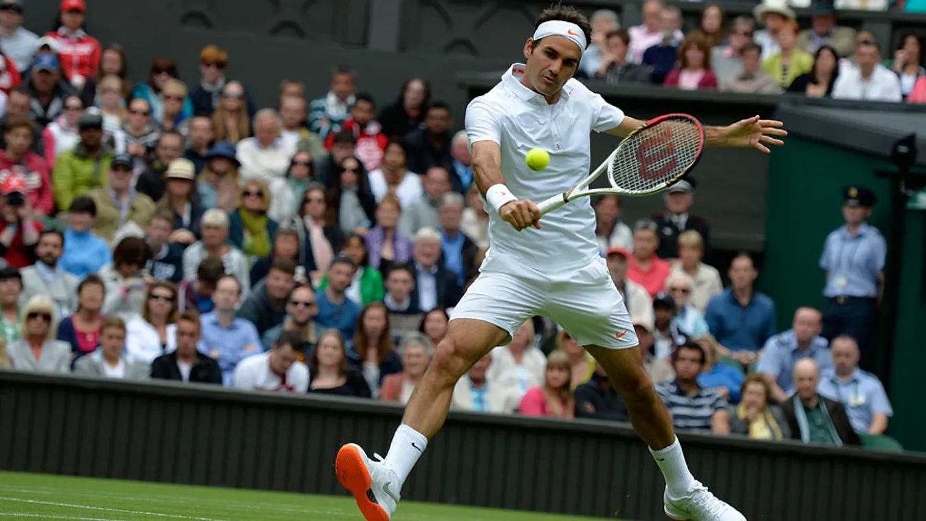 Roger Federer szabálytalan színű cipőben játszik Wimbledonban