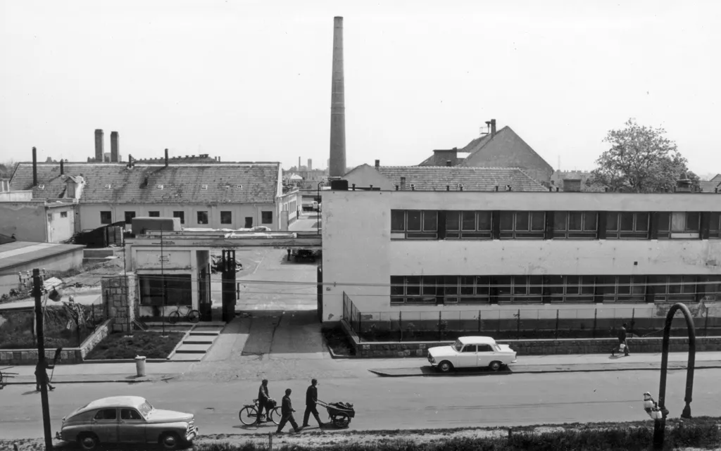 Elzett Zár- és Lakatgyár
Magyarország,
Győr
Kálvária utca 55. ELZETT Lemezárugyár Győri Gyáregységének a bejárata.
ÉV
1970 