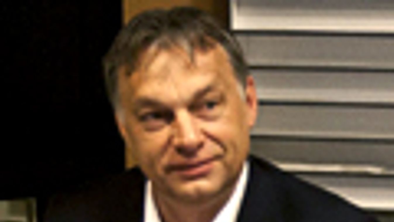 Orbán Viktor miniszterelnök (b) élő adásban interjút ad a Magyar Rádió stúdiójában Kiss Gábor Istvánnak (j) az MR1-Kossuth Rádió 180 perc című műsorában 2012.05.11-én