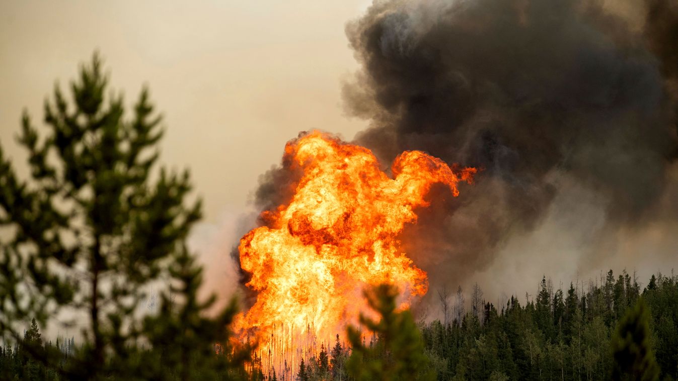 Fort St. John, 2023. július 3.
Erdőtűz pusztít a Brit Columbia északkeleti részén fekvő Fort St. John város közelében 2023. július 2-án. Január óta hatmillió hektárnyi erdő égett le Kanadában és több mint 100 ezer embernek kellett már elhagynia az otthoná