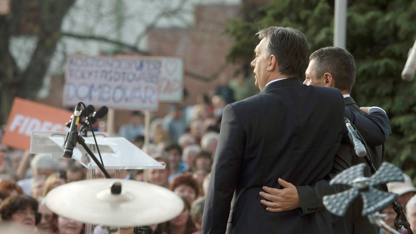 Dombóvár, 2014. április 1.
Orbán Viktor miniszterelnök, a Fidesz elnöke (b) és Potápi Árpád János, a Fidesz-KDNP országgyűlési képviselőjelöltje a pártszövetség választási nagygyűlésén a dombóvári Hunyadi téren 2014. április 1-jén. 