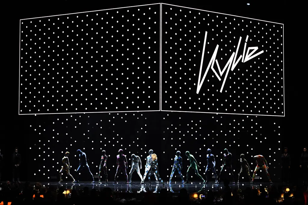 The Fashion Awards 2021, Kylie Minogue, énekesnő, popzene, Ezen a napon született Kylie Minogue - látványos képek az énekesről előadás közben 