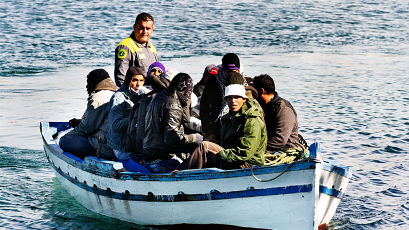 Csónakon érkeznek illegális bevándorlók Tunéziából az olaszországi Lampedusa szigetére 2011. február 20-án 