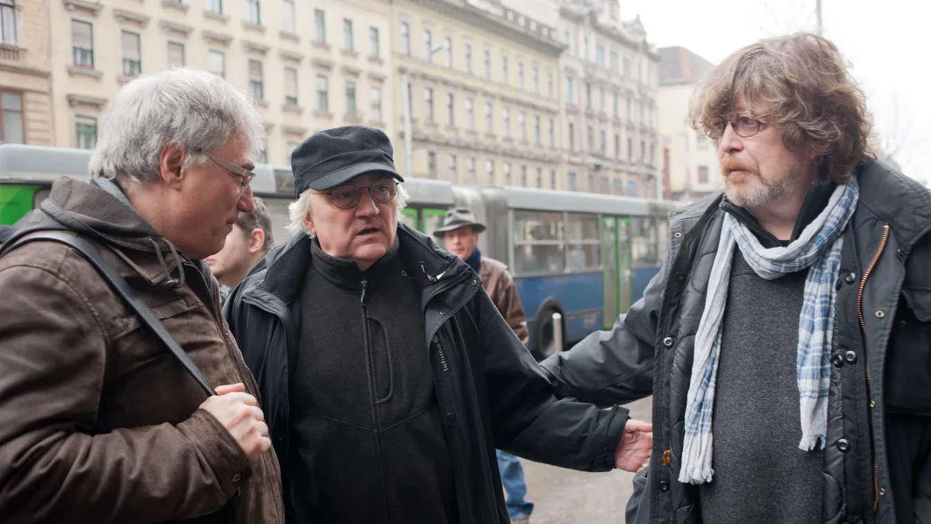 Vészi János; Koltai Lajos; Medvigy Gábor beszélget filmrendező flashmob FOTÓ ÁLTALÁNOS HÉTKÖZNAPI Közéleti személyiség foglalkozása művész operatőr SZEMÉLY Budapest, 2013. február 2.
Vészi János filmrendező (b), Koltai Lajos (k) operatőr, filmrendező és M