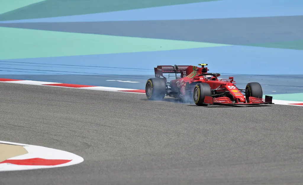Forma-1, Bahrein teszt, 2. nap, Carlos Sainz, Ferrari, elfékezés 