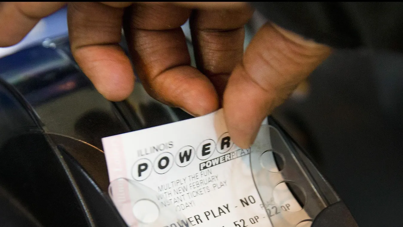 Lottó Powerball Lottery Reaches Third Highest Jackpot GettyImageRank2 GAME Gambling Chance Wealth HORIZONTAL USA STORE Illinois Chicago - Illinois Customer LOTTERY TICKET 7-Eleven Human Interest Powerball 2015 Money 