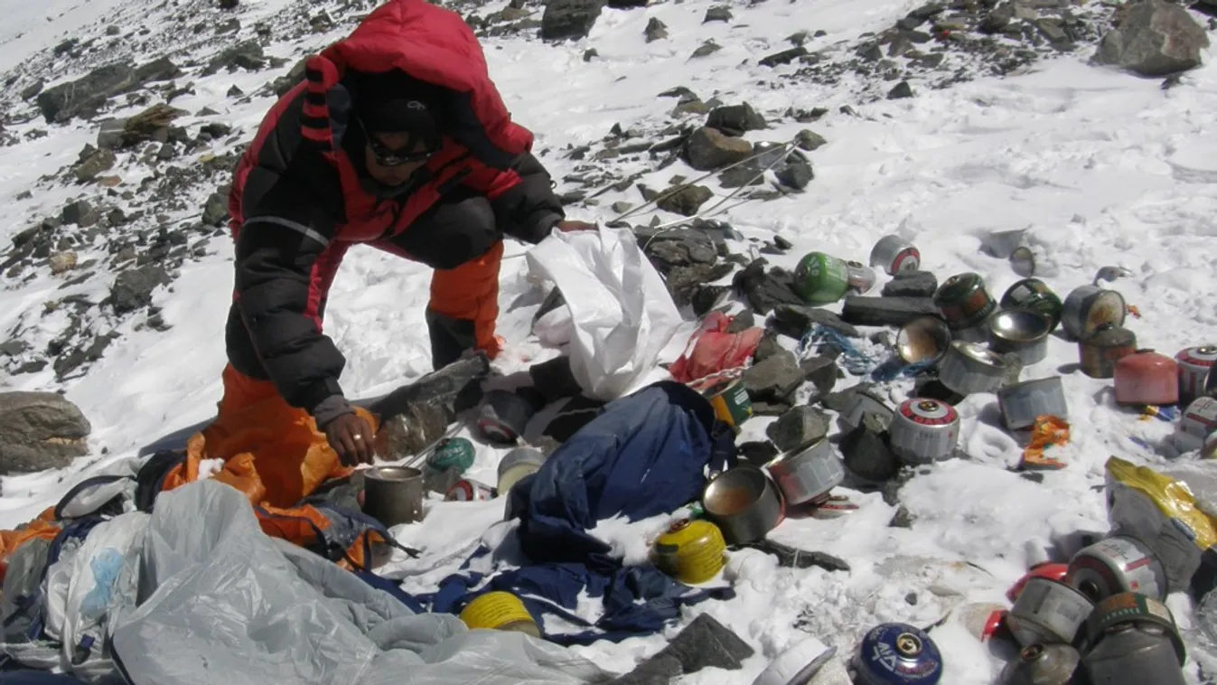 Horizontal MOUNTAIN MOUNTAIN CLIMBER CLEANING HOUSEHOLD WASTE HOUSEWORK POLLUTION ENVIRONMENT 